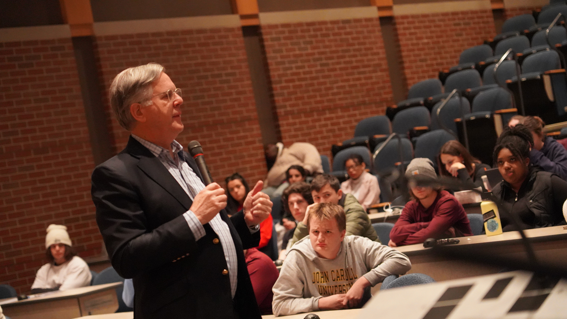 Pete Williams speaking to a classroom of students.